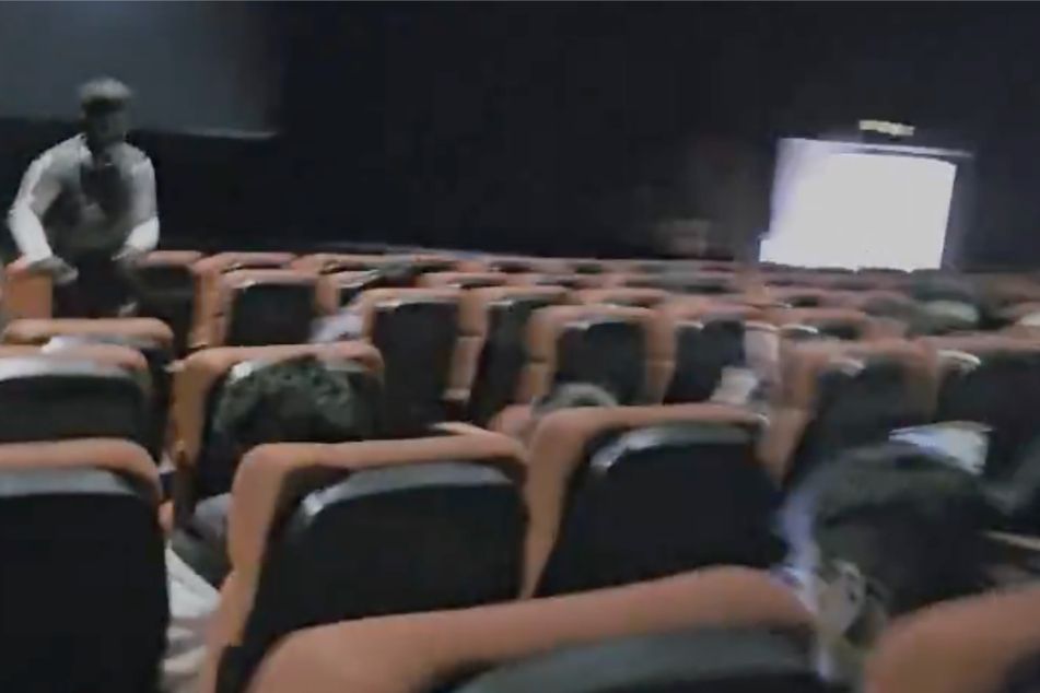 Der ungewöhnliche Kinobesucher (rechts unten hinter dem Laptop nicht zu sehen) lässt sich von der Lautstärke im Saal überhaupt nicht beeindrucken.
