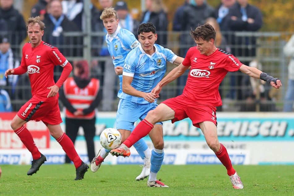 Anton Rücker (24, M.) im Zweikampf mit dem Meuselwitzer Florian Hansch. Mit Rücker feierte der CFC zwei Siege in Folge.