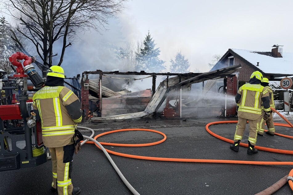 In einer Werkstatt in Henstedt-Ulzburg ist am Dienstagnachmittag ein Feuer ausgebrochen.