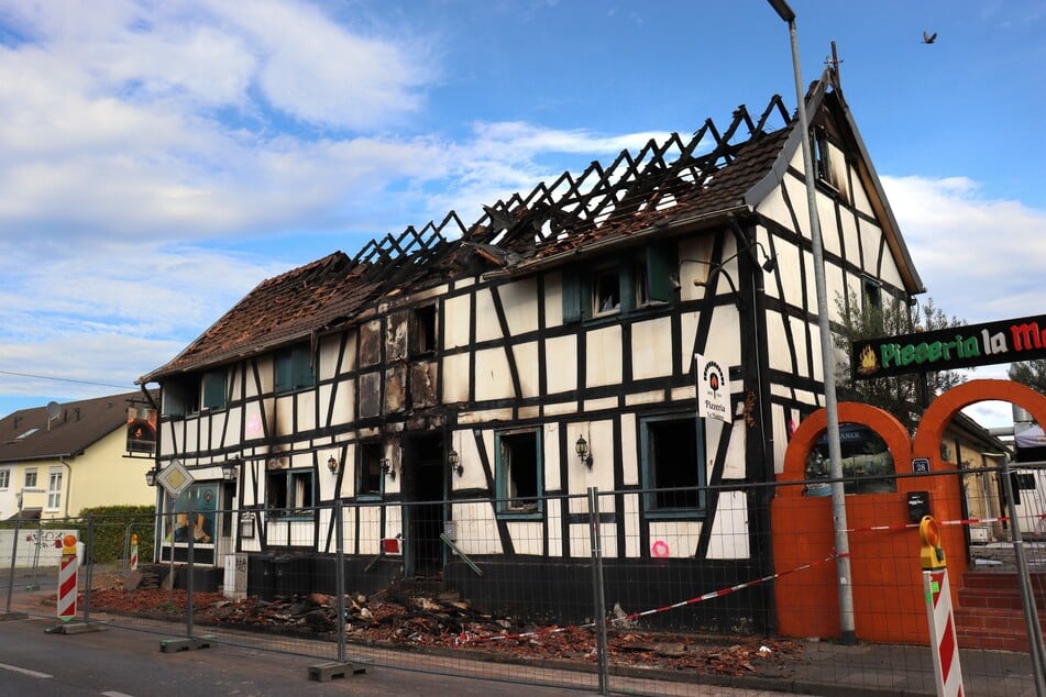 Dieses Fachwerkhaus in der Siegstraße in Sankt Augustin-Menden war in der vergangenen Nacht komplett ausgebrannt.