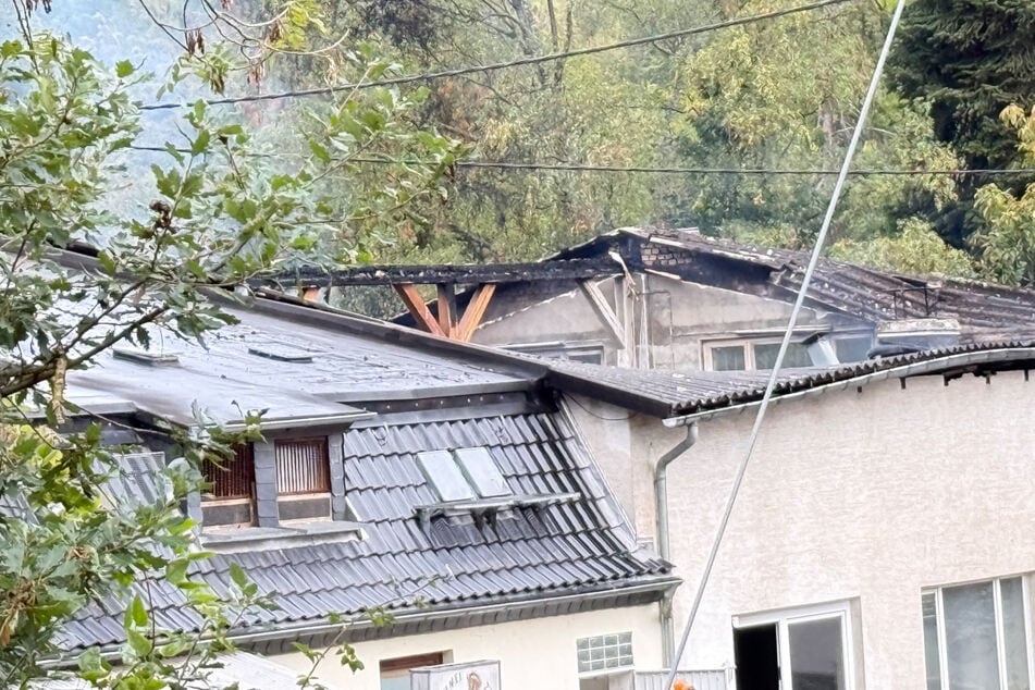 Das Dach des Wohnhauses stürzte aufgrund der Flammen teilweise ein.