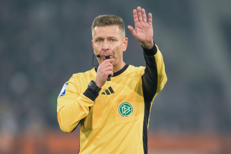 Schiedsrichter Tobias Welz (48) hat im 113. Stadtderby zwischen St. Pauli und dem HSV das Sagen.