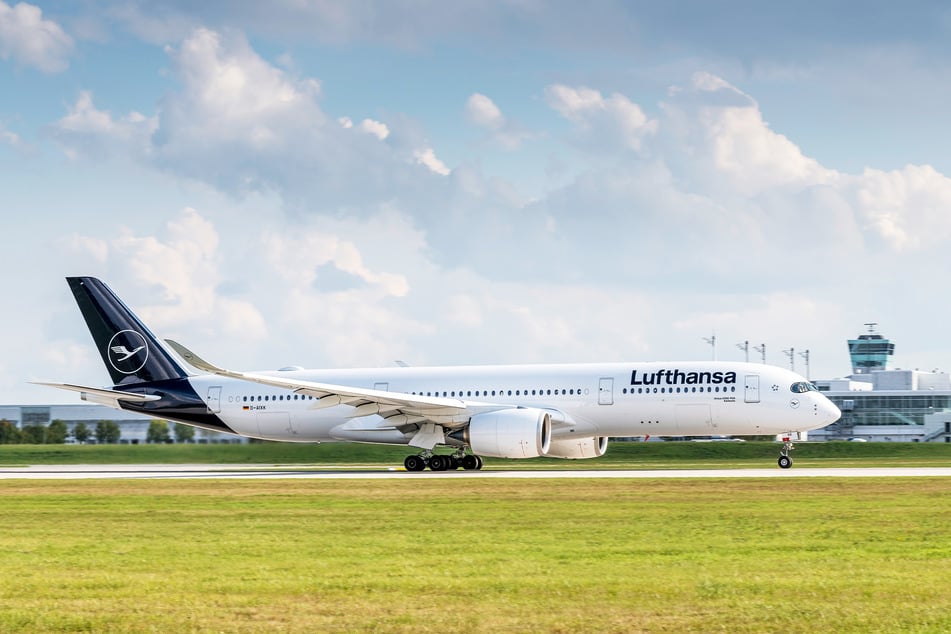 An diesem Airbus A350 der Lufthansa wurde der Schaden im Flug festgestellt. Die Maschine musste deshalb umdrehen.