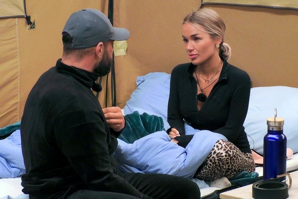 Der 35-Jährige erzählt der Blondine erstmals von einer angeblichen Abmachung zwischen ihm und Vanessa Nwattu (26).