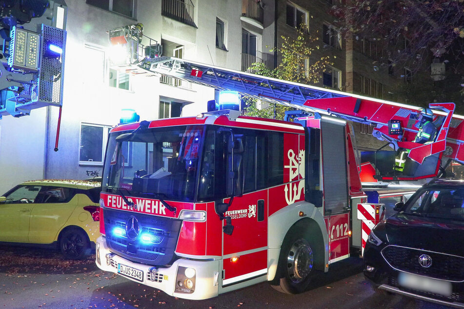 Weil die Bewohner nicht durchs Treppenhaus ins Freie konnten, musste die Feuerwehr sechzehn Bewohner per Drehleiter nach unten befördern.