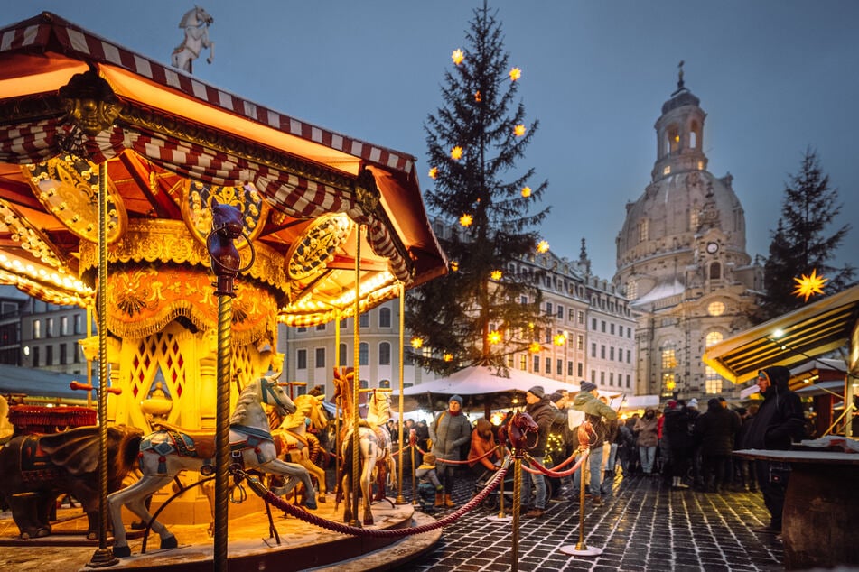 Der historische Weihnachtsmarkt "Advent auf dem Neumarkt" erstrahlt vor der imposanten Frauenkirche.