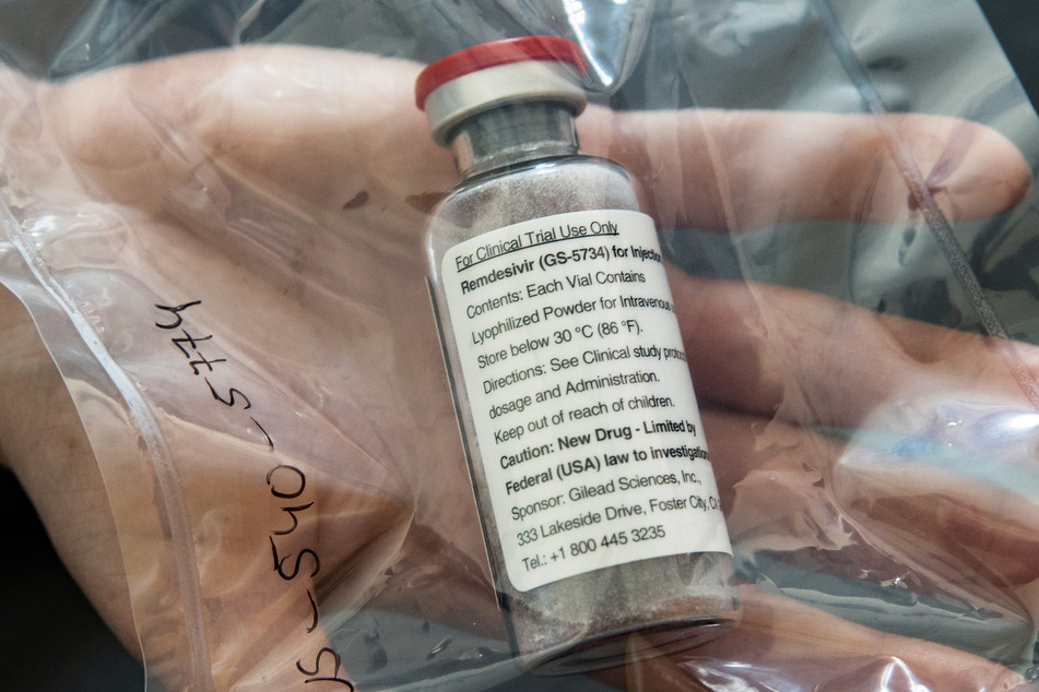 Eine Ampulle mit dem Medikament Remdesivir liegt während einer Pressekonferenz am Universitätsklinikum Eppendorf (UKE) auf einer Hand.