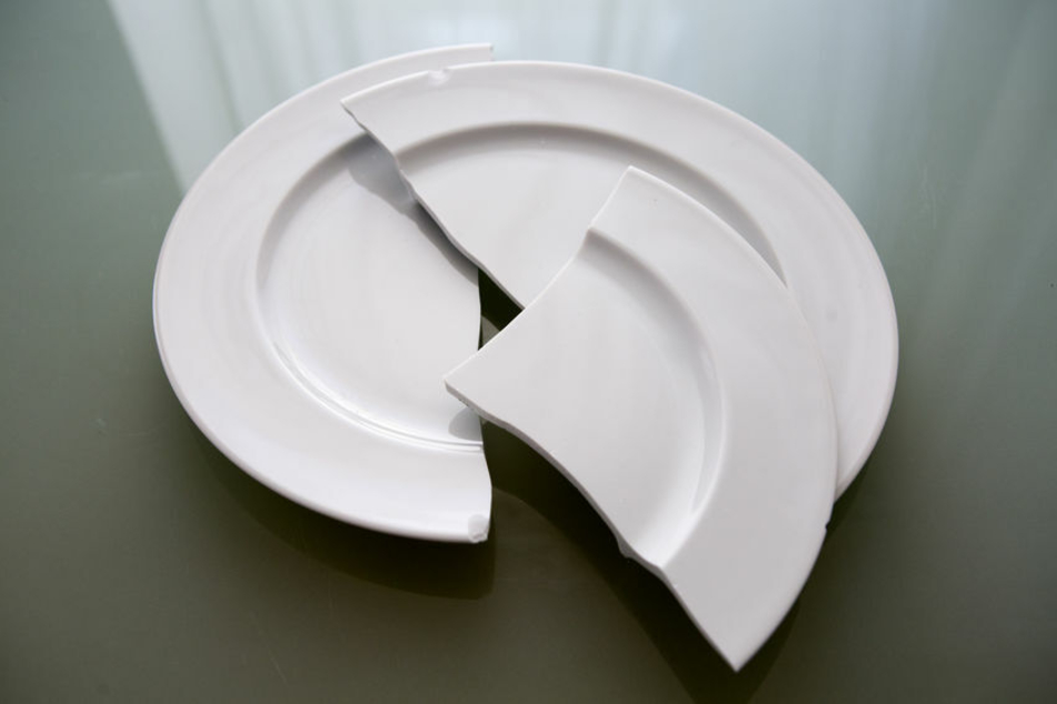 Nahaufnahme eines kaputten Tellers: Ein 24-Jähriger warf seinem älteren Bruder einen abgebrochenen Teller ins Gesicht und fügte ihm erhebliche Schnittwunden zu. (Symbolbild)