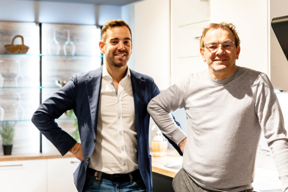 Marco & Nico Pfitzner von Reco Möbel Stollberg heißen euch zur Neueröffnung des Küchenstudios willkommen.
