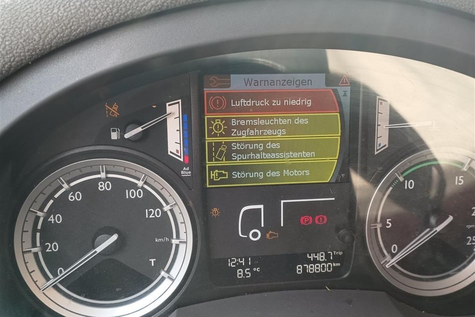 Zwar zeigte das Display die technischen Mängel an, der Fahrer hatte die Warnhinweise aber einfach ignoriert.