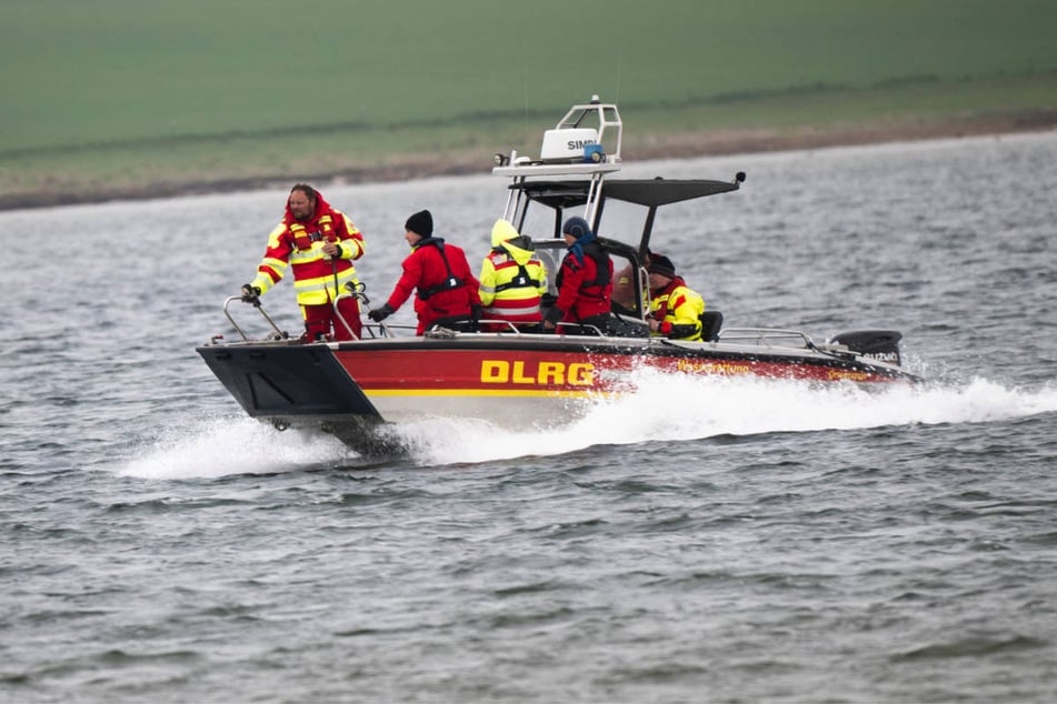Rettungsboote hatten den See vergeblich nach dem 18-Jährigen abgesucht. (Symbolfoto)