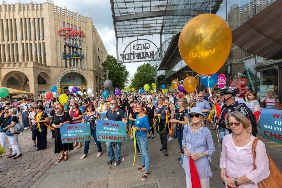 Hunderte Menschen versammelten sich um und vor der Galeria Kaufhof, um gegen die geplante Schließung zu demonstrieren.
