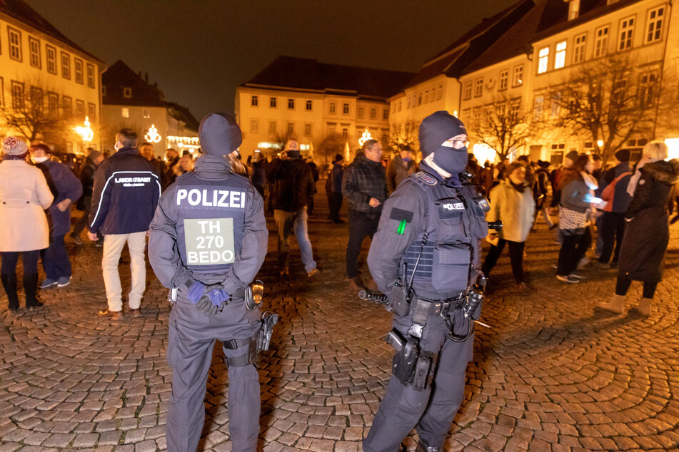 Im Corona-Hotspot-Landkreis Hildburghausen haben am Mittwochabend rund 400 Menschen gegen die neuen Corona-Regeln protestiert. Die Polizei musste teilweise Pfefferspray einsetzen.
