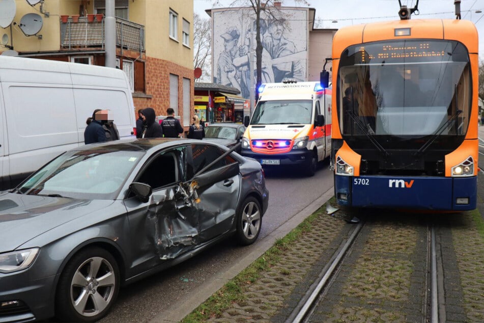 Der Audi wurde abgeschleppt. Auch die Straßenbahn konnte ihre Fahrt nicht fortsetzen.