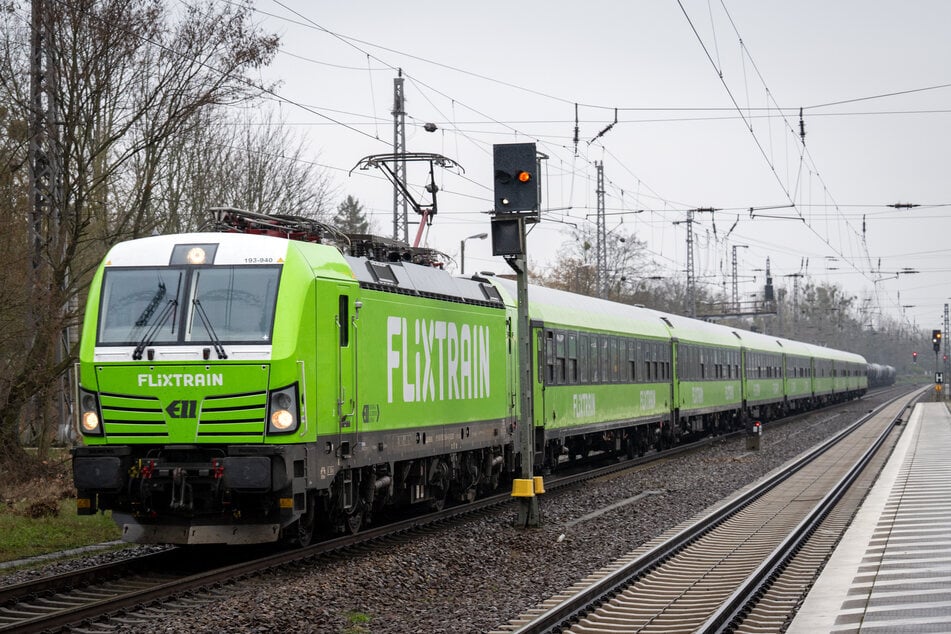 Die Steine trafen den Zug bei einer Geschwindigkeit von 120 km/h. (Symbolbild)