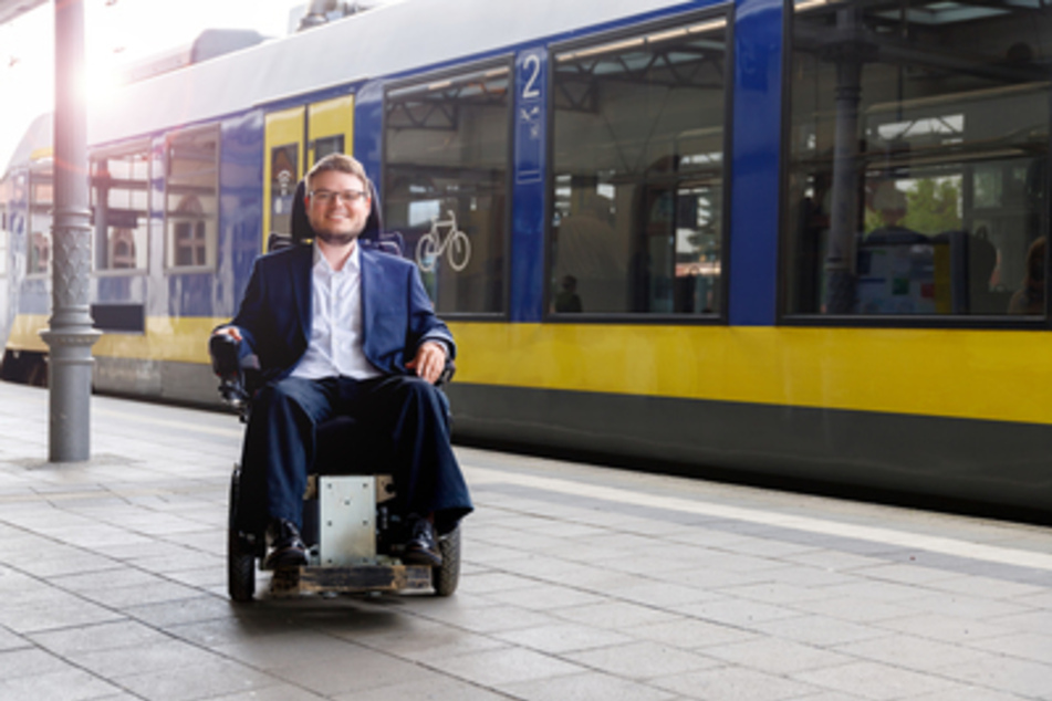 SPD-Politiker Constantin Grosch (30) musste zusammen mit einem anderen Rollstuhlfahrer im gestrandeten ICE verbleiben.