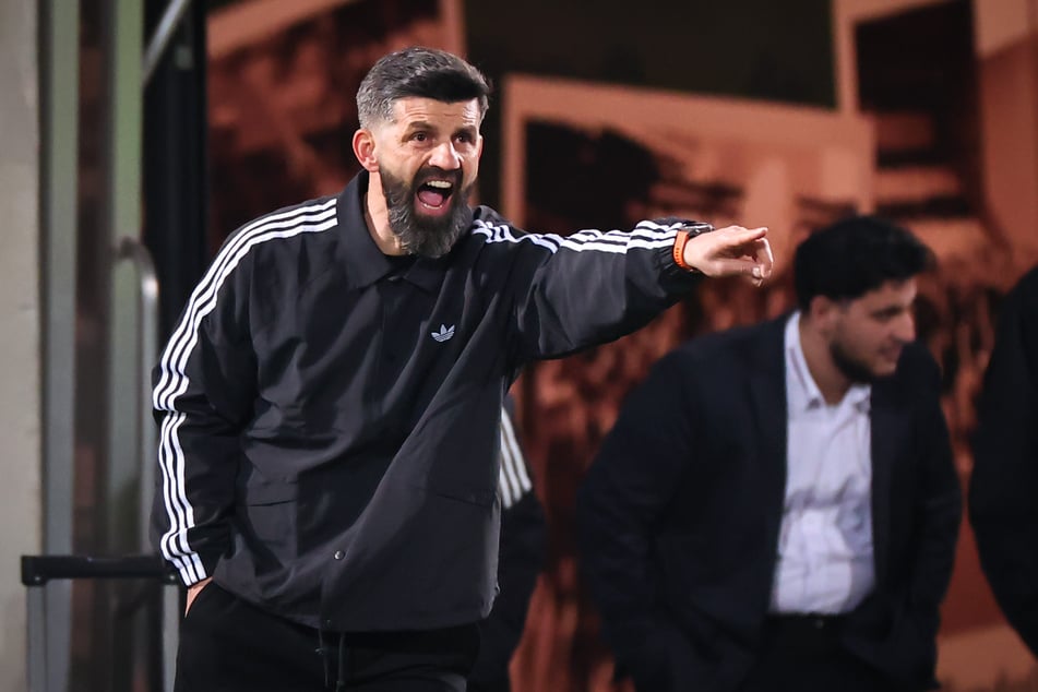 Schalke-Trainer Miron Muslic (43) war nach dem 1:1-Unentschieden in Fürth gar nicht gut auf seinen Torhüter zu sprechen.