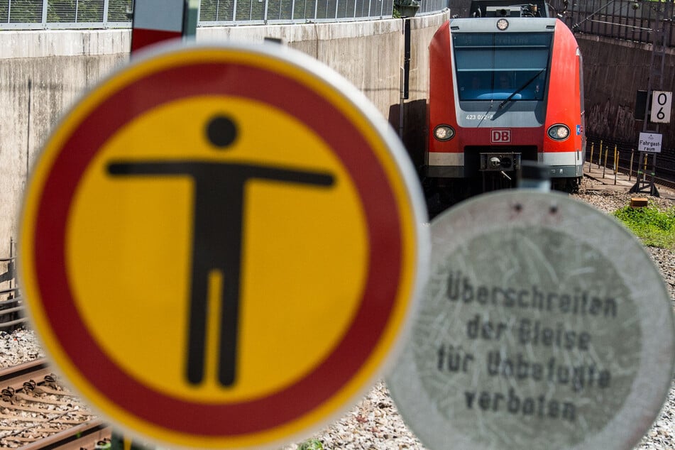 Ein Lebensretter hat einen Mann (23) in letzter Sekunde vor einer einfahrenden S-Bahn in Sicherheit gebracht. (Symbolbild)