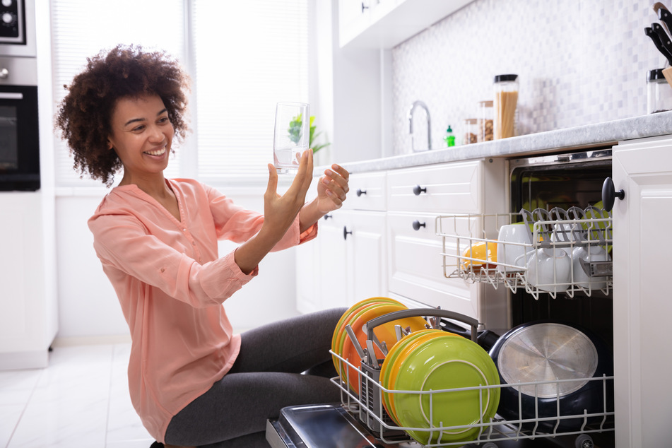Wer lange Spaß an sauberem Geschirr und einer funktionierenden Maschine haben möchte, sollte regelmäßig seine Spülmaschine entkalken.