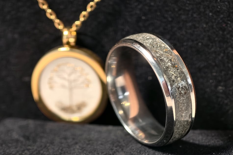 So bleibt das Seelentier ganz nah: Asche im Ring und im Anhänger, getragen am Finger und am Herzen.