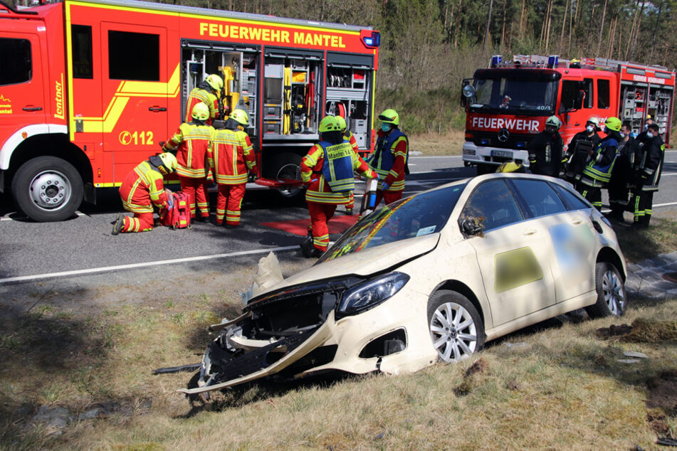 Audi rammt Taxi in den Straßengraben: Seniorin schwer verletzt