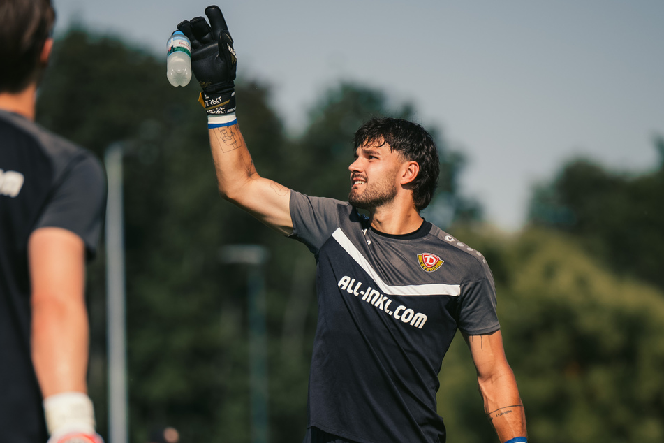 Lieber die Wasserflasche fangen als den Ball: Keeper Tim Schreiber (22) angelte sich im Training die kühle Erfrischung.