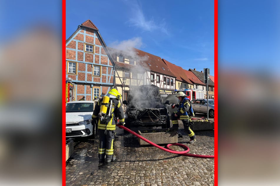Das Auto geriet in kurzer Zeit in Vollbrand.