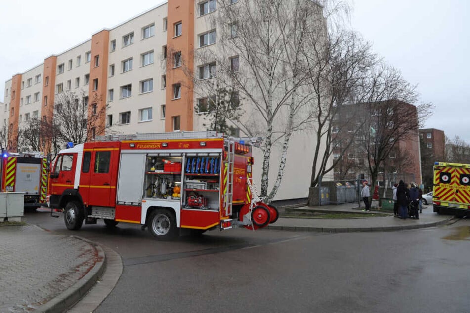 Die Feuerwehr bekämpfte den Brand unter anderem auch mit einem C-Rohr.