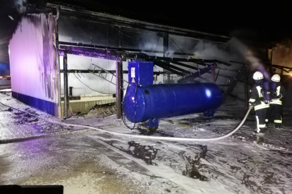 Ein Dieseltank auf der Rückseite der Halle konnte geschützt werden.