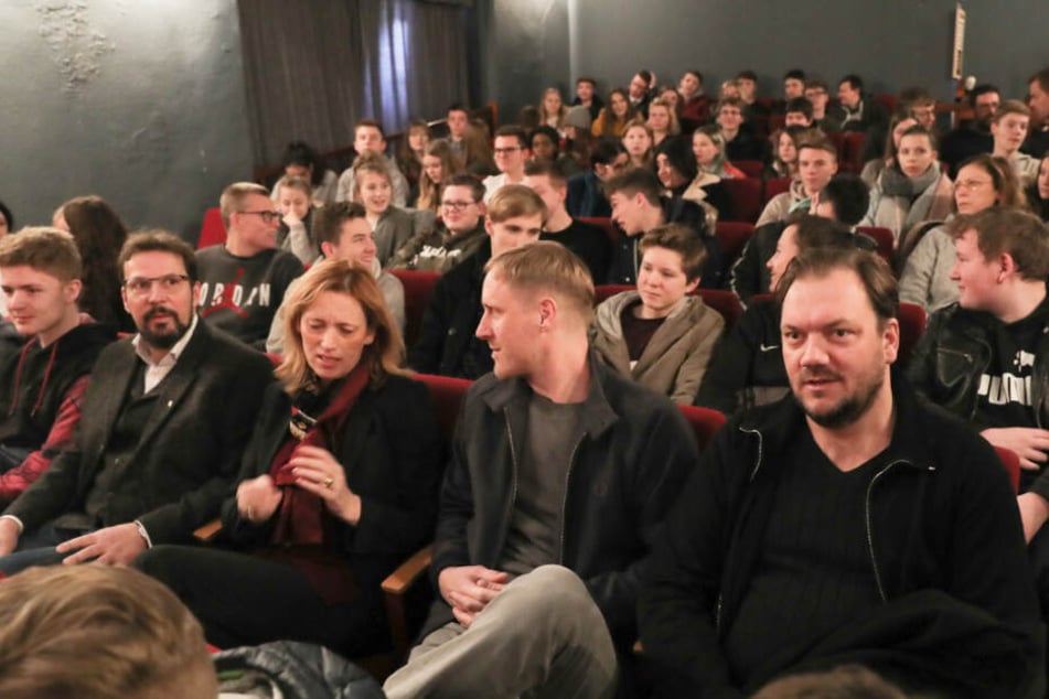 Schülerinnen und Schüler sahen sich zusammen mit Bildungsministerin Karin Prien (CDU, links) sowie den Regisseuren Sebastian Schultz und Charly Hübner den Film "Wildes Herz" an.