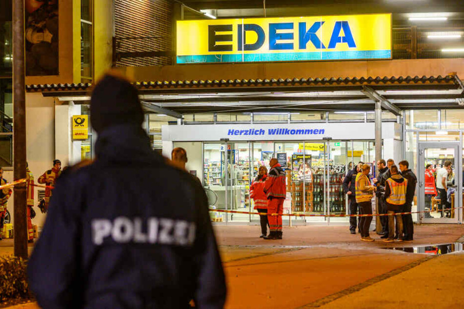Nach tödlichen Schüssen im niederbayerischen Abensberg hat die Polizei zwei Menschen festgenommen. Die Fahndungsmaßnahmen liefen aber weiter, teilte die Polizei mit.