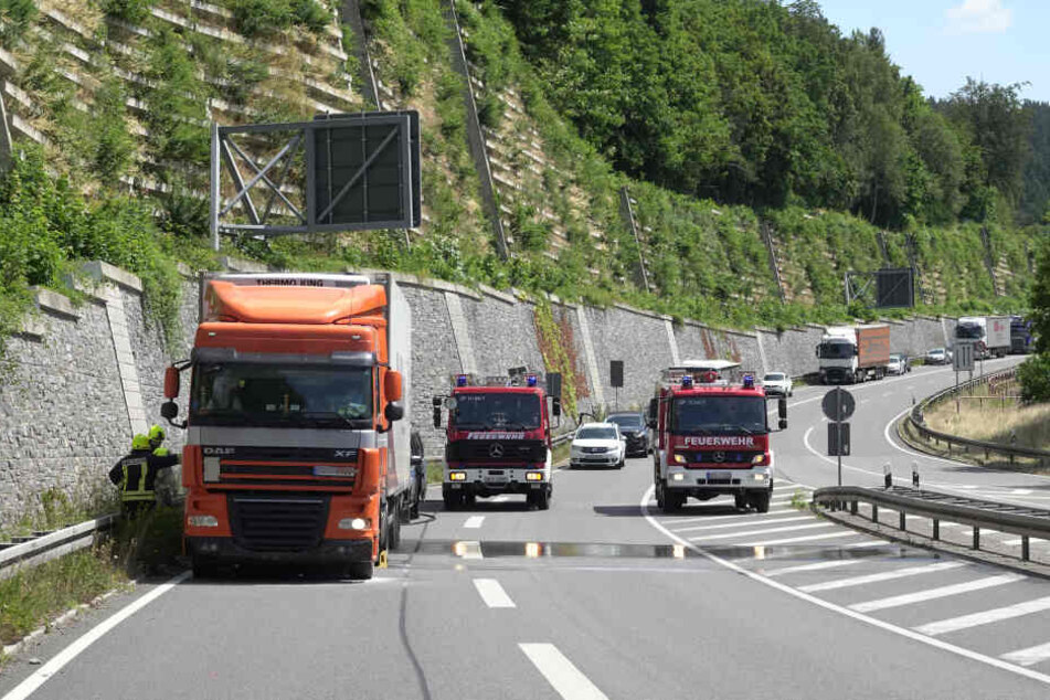 Nichts geht mehr auf der B174: Wegen des Feuerwehreinsatzes musste die Bundesstraße eine Stunde gesperrt werden.
