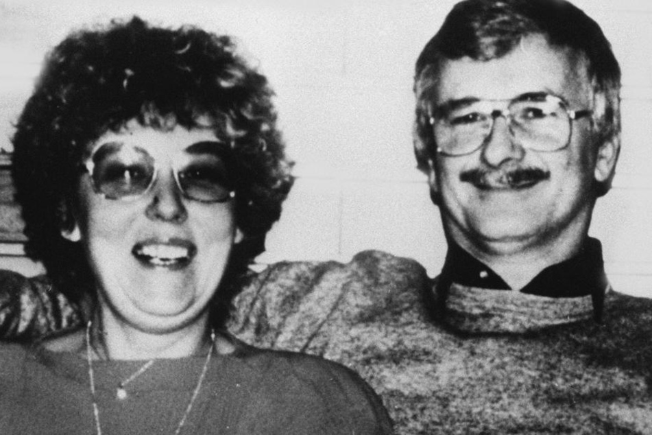Das Polizeifoto zeigt die 45-jährige Ursula R. und ihren 52-jährigen Ehemann, die ebenfalls im Juni 1989 ermordet wurden.