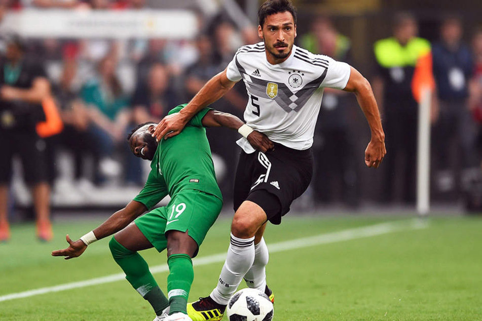Mats Hummels (r.) gewinnt dieses rustikale Zweikampfduell gegen Fahad Al-Muwallad (l.) problemlos.