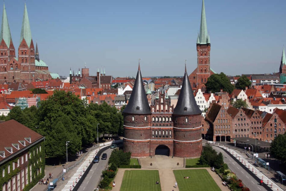 Seit 30 Jahren Unesco-Welterbe: Das Holstentor in Lübeck mit der dahinter liegenden Altstadt.