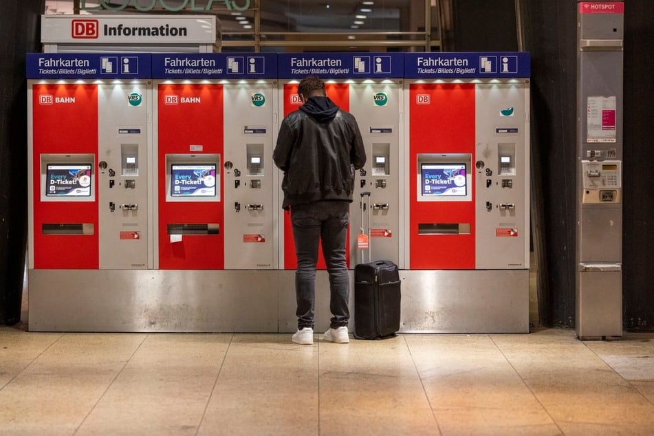 "D-Ticket" steht auf den Monitoren von Fahrkartenautomaten im Kölner Hauptbahnhof.