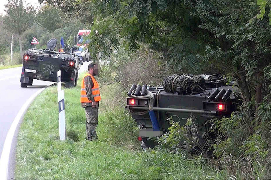 Um keine anderen Verkehrsteilnehmer zu gefährden, fuhr der Panzerfahrer sein Gefährt in den Straßengraben.