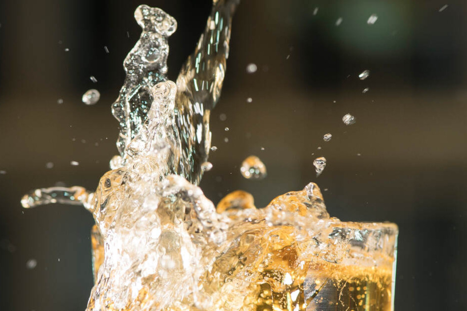 Es kann nicht ausgeschlossen werden, dass es in Einzelfällen zu Gärprozessen mit Hefen gekommen ist. Dieser Gärungsprozess kann zu einem Druckaufbau in der Flasche führen.