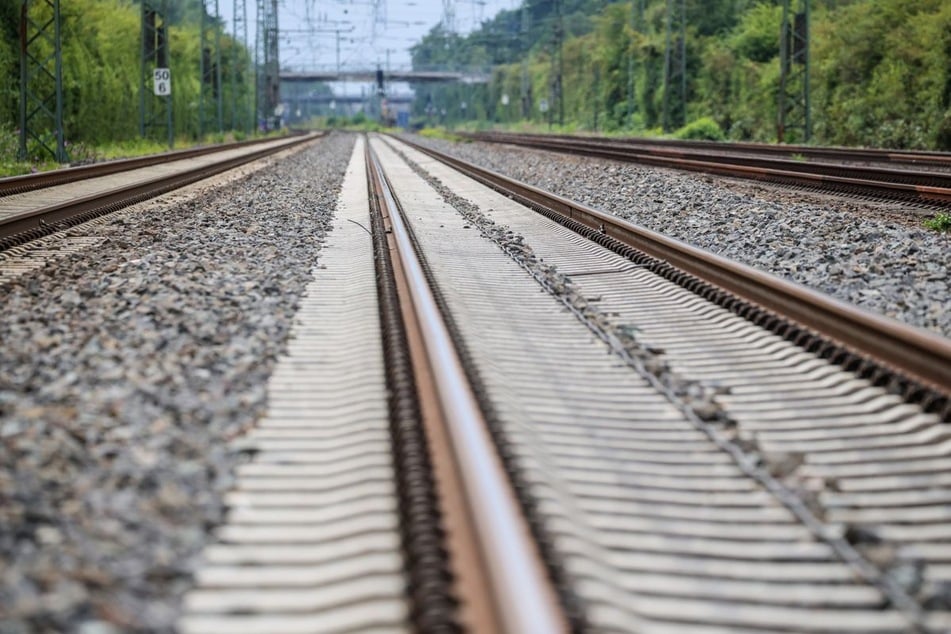Die durchtrennten Kabel sorgten dafür, dass ein Stellwerk ausfiel und der Zugverkehr für Stunden lahmgelegt war. (Symbolfoto)