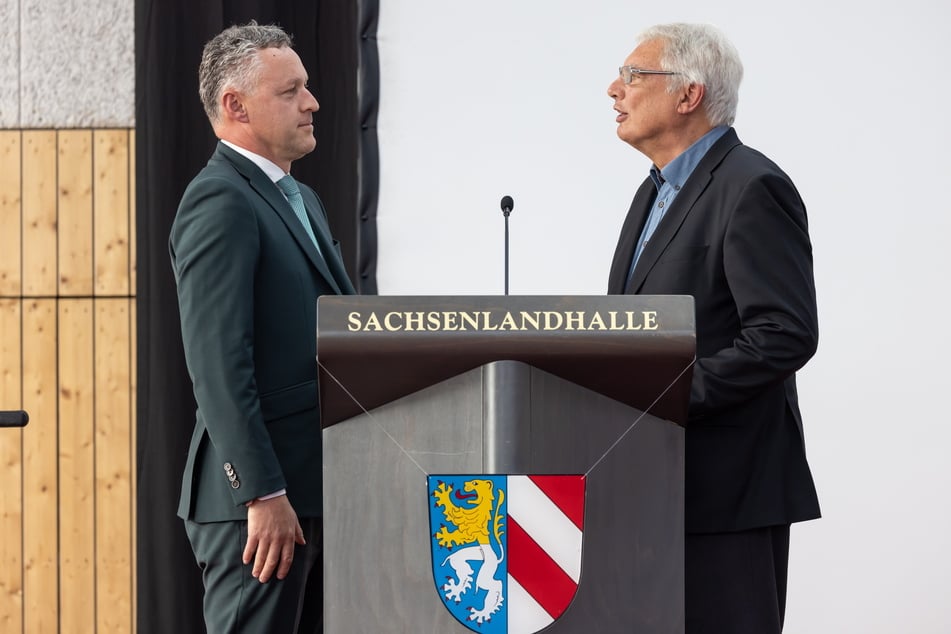 Der frühere Hohenstein-Ernstthaler Oberbürgermeister Erich Homilius (77, parteilos, r.) vereidigte den neuen Zwickauer Landrat Carsten Michaelis (48, CDU).