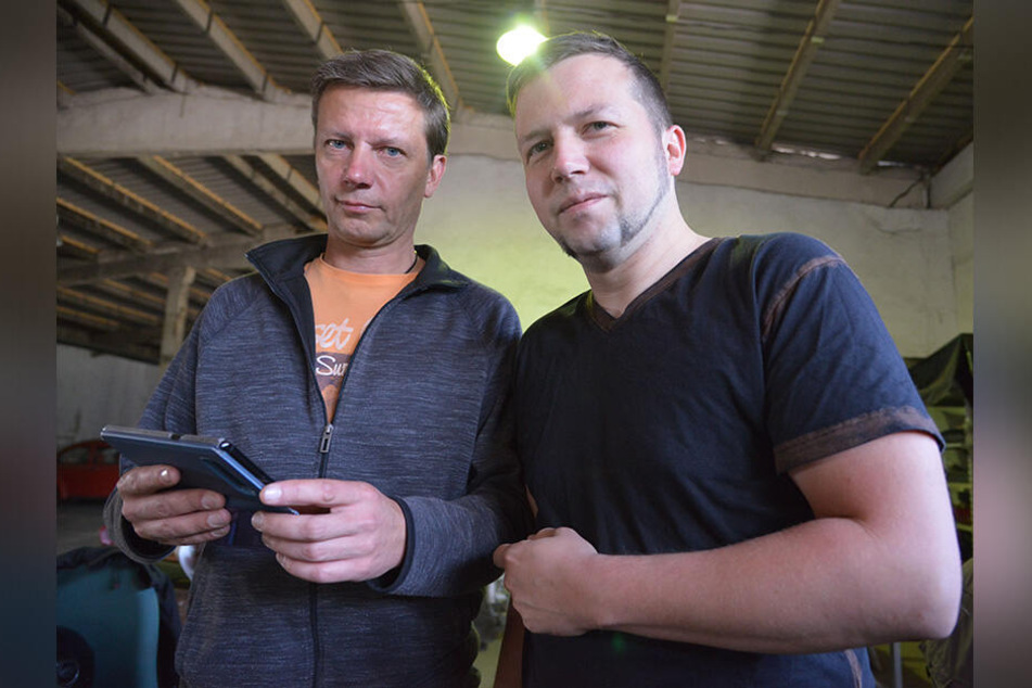 Alexander Ring (43, l.) und sein Bruder Hendrik (33) suchen das gestohlene Motorrad ihres Vaters.