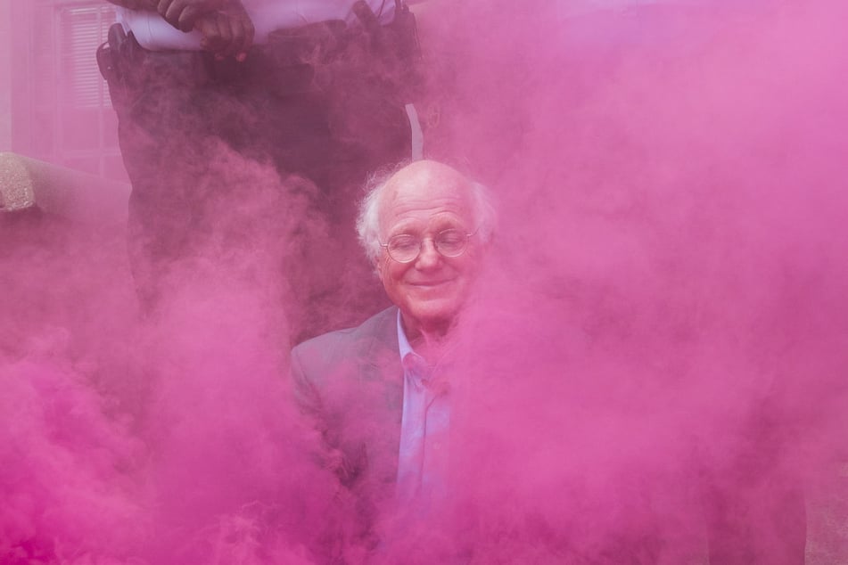 Um keinen Protest verlegen: Ben Cohen (74) blockierte 2023 bei einer Kundgebung den Eingang des Justizministeriums – und wurde dafür in Gewahrsam genommen.