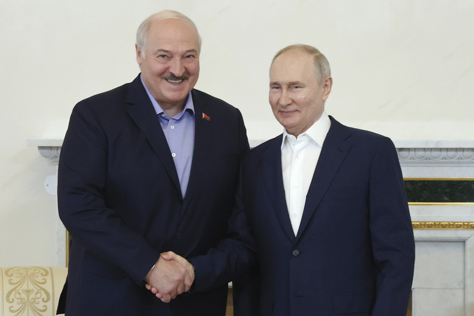 Wladimir Putin (70, r.) und sein belarussischer Verbündeter, Alexander Lukaschenko (68), bei einem Treffen in St. Petersburg am 23. Juli 2023.