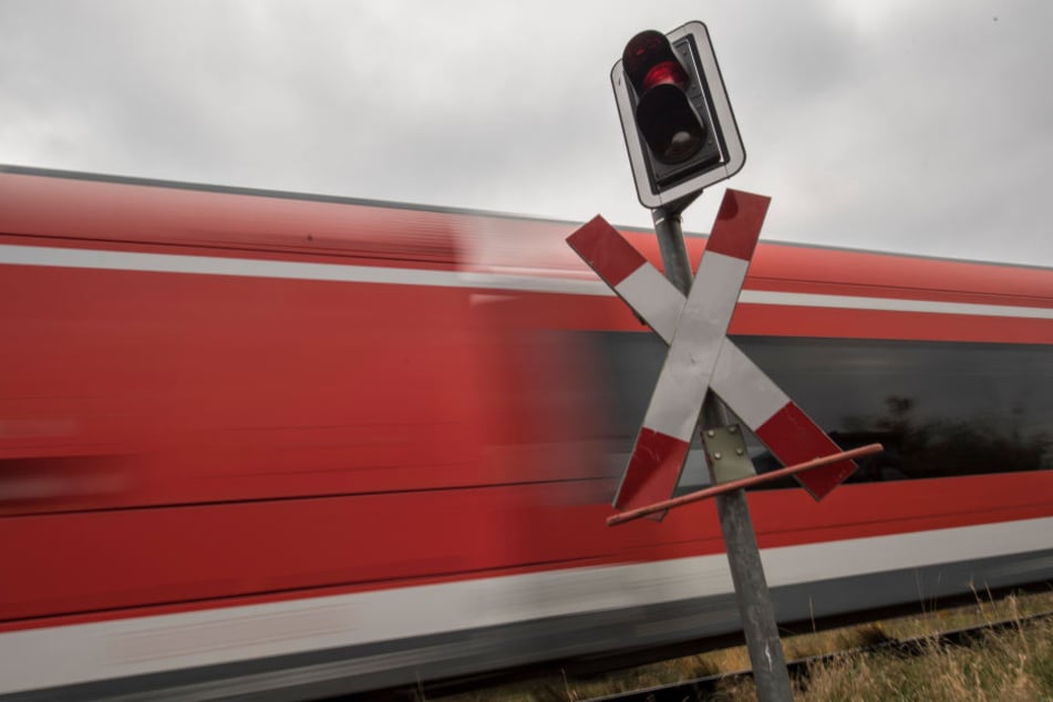 An einem unbeschrankten Bahnübergang kollidierte ein Güterzug mit einem Auto. (Symbolbild)