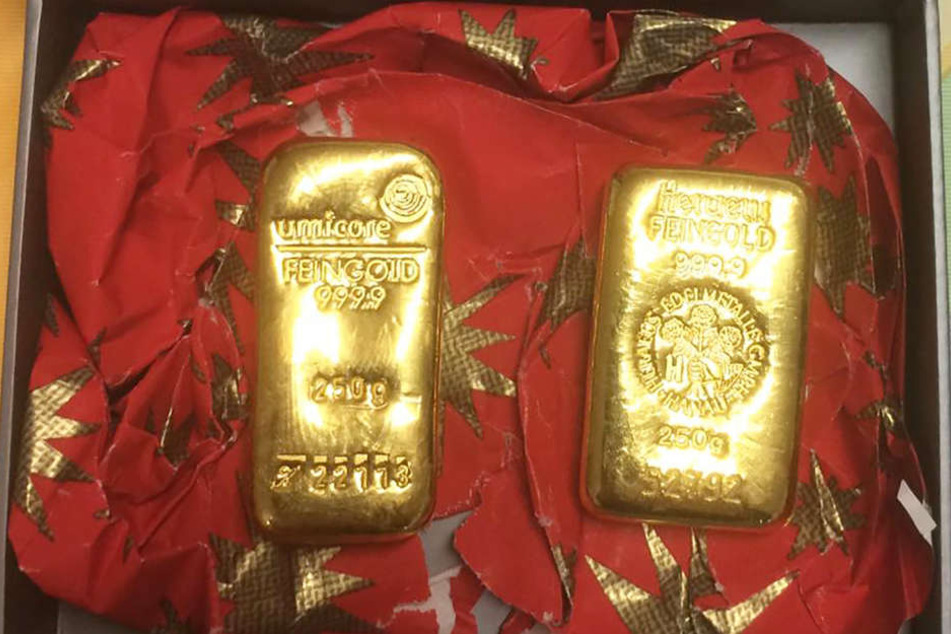 Je zwei Goldbarren bekamen drei Vereine in Cuxhaven per Post von einem unbekannten Wohltäter zugeschickt.