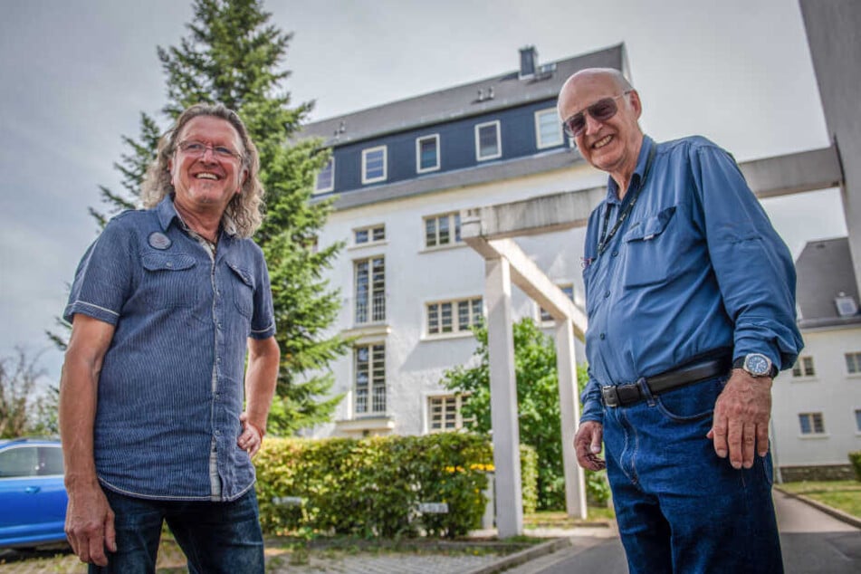 In diesem Wohnhaus im Heimgarten 57 sind Gerald Lompa (74, r.) und Frank Bartzsch (64) gemeinsam aufgewachsen.
