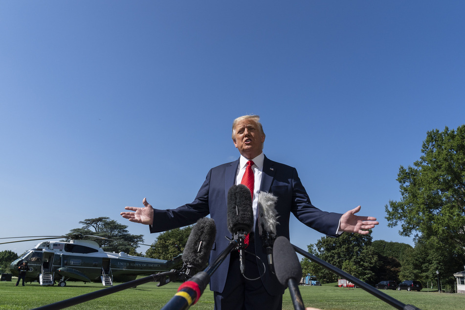 Donald Trump (74) spricht auf dem Südrasen des Weißen Hauses mit Journalisten. Foto: