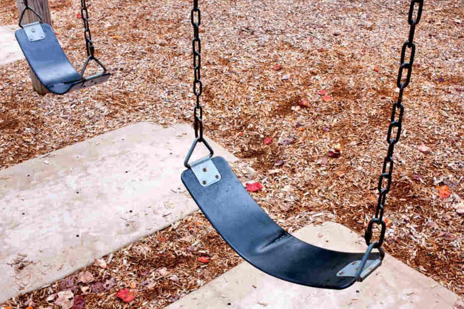 Die Mädchen hielten sich auf einem Spielplatz an der Beethovenstraße auf, als sie von dem Mann angesprochen worden.