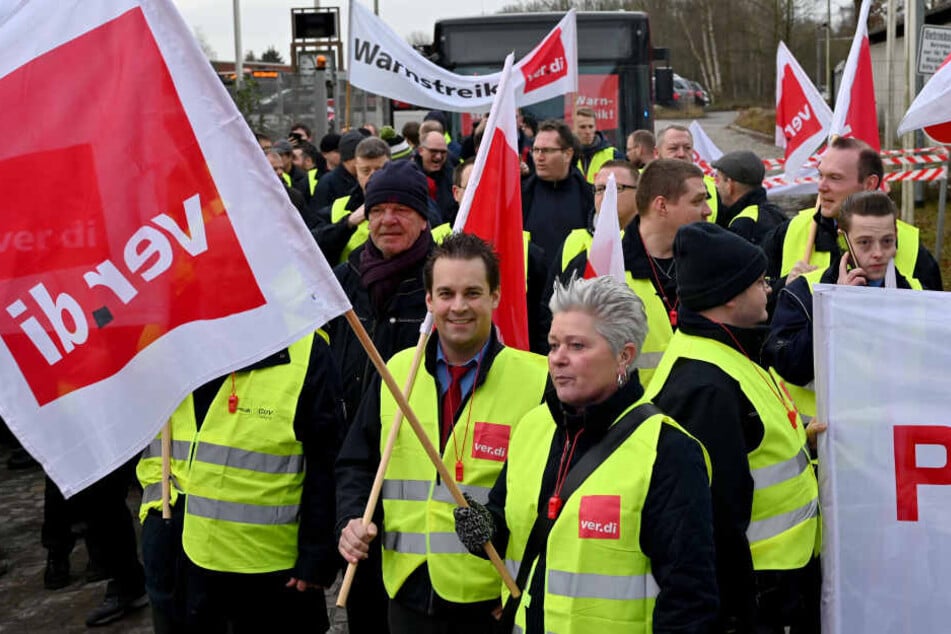 Streikende Busfahrer starten zu einem Demonstrationszug.