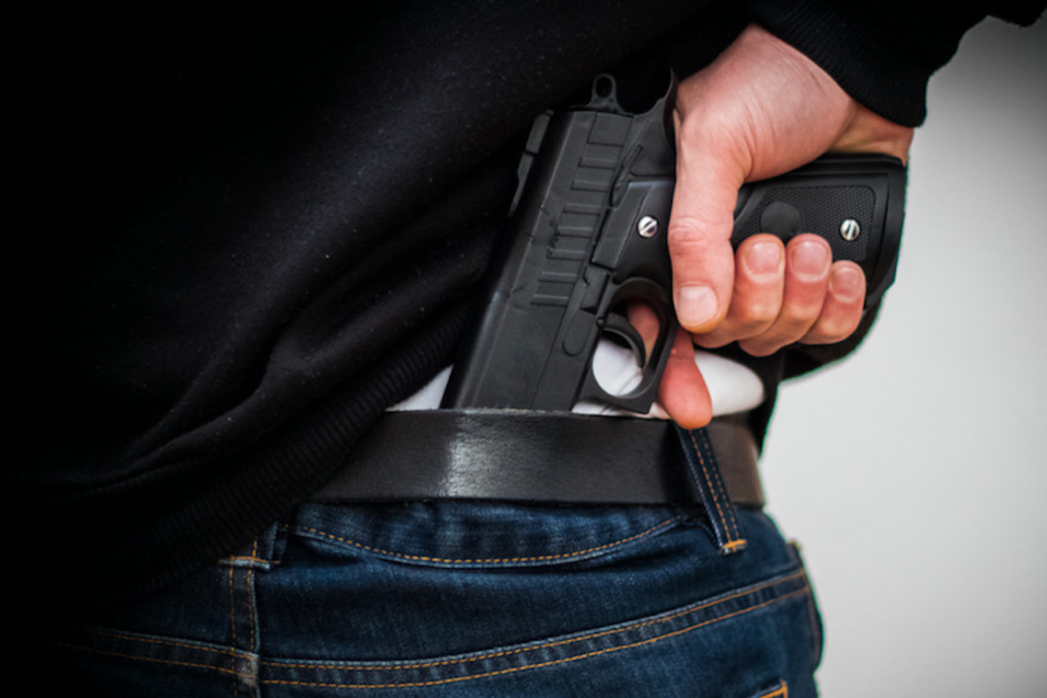 Die Spielzeugpistole am Hosenbund des Vaters löste einen größeren Polizeieinsatz aus. (Symbolbild)